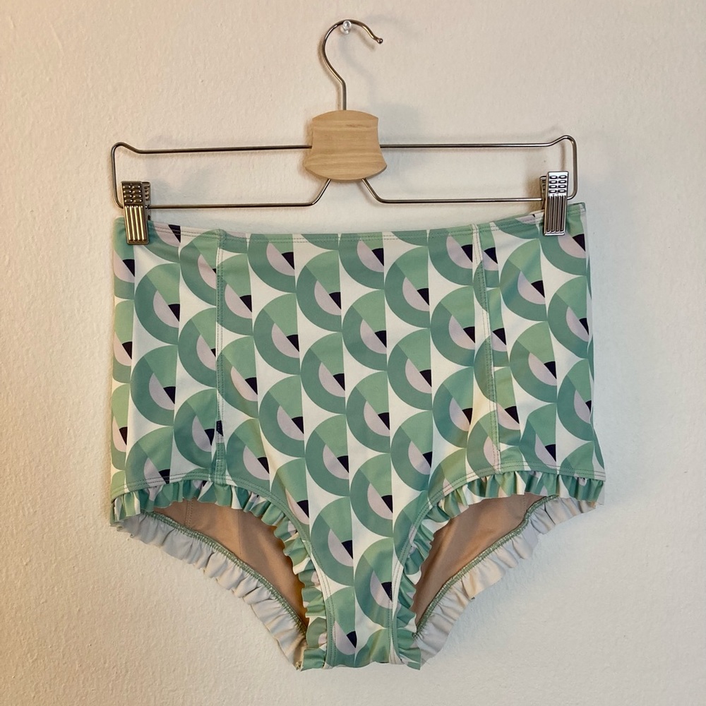 Kortni Jeane All Ruffled Up Bottoms in Retro Birds Eye Sz Large